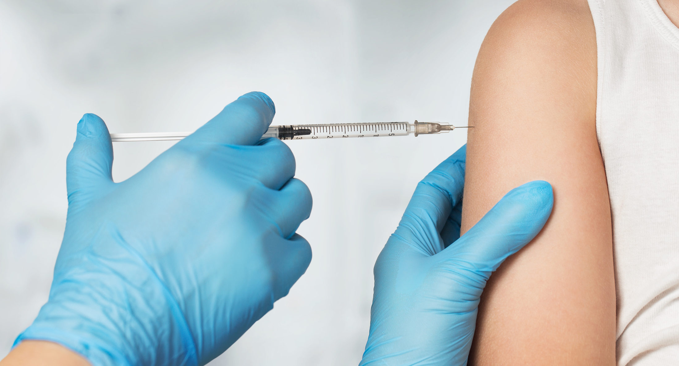 bodas COVID en Euskadi - comienza la vacunación. En la imagen se ve un sanitario inyectando la vacuna en el brazo de un paciente.