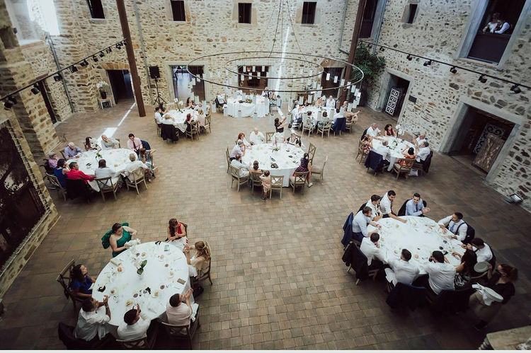 distanciamiento de mesas en el claustro del Komentu Maitea en una boda durante el covid