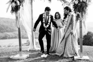 destination weddings FOTOGRAFÍA en blanco y negro pareja ceremonia vasudha y alex