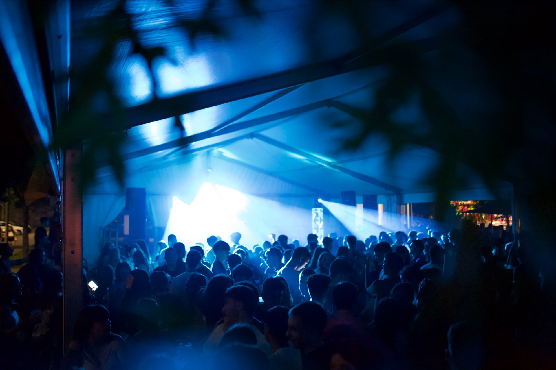 Equipo de sonido profesional para boda en Bizkaia con altavoces y subgraves