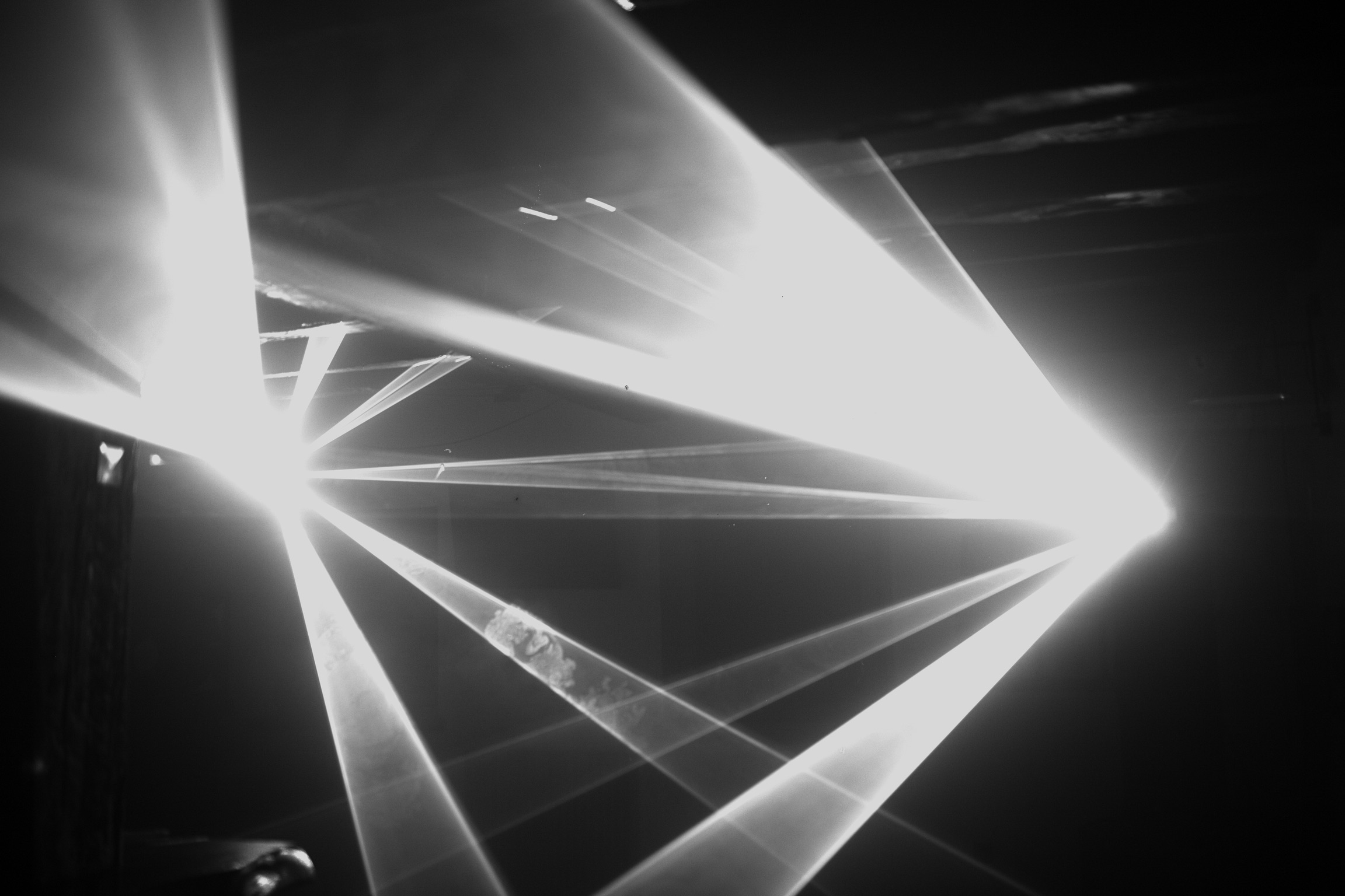 Música para boda con DJ y pista de baile llena