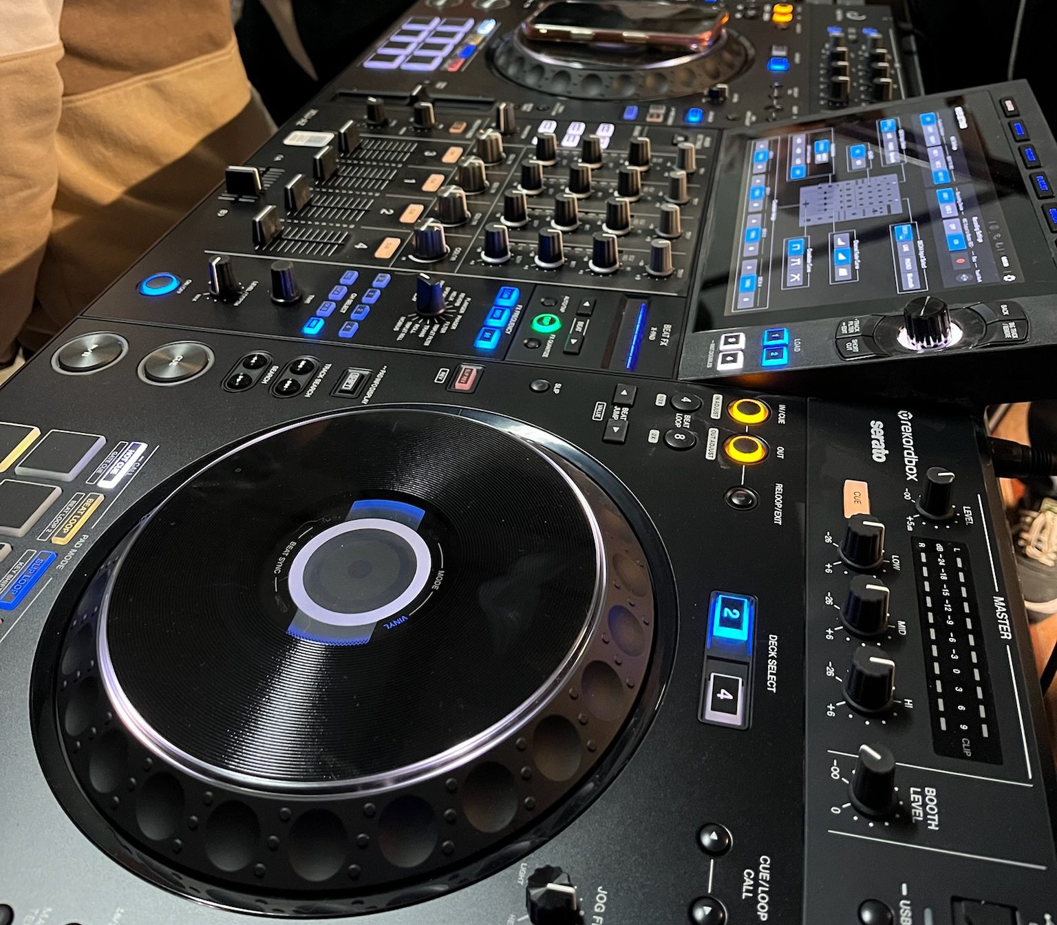 Música cóctel boda en Bizkaia con invitados disfrutando y ambiente elegante