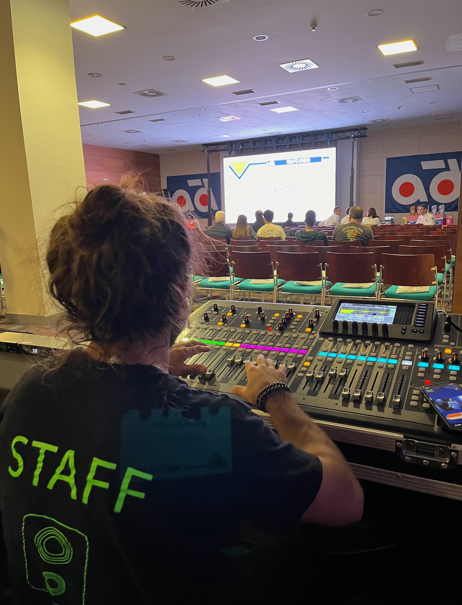 Técnico de sonido operando mesa de mezclas en evento corporativo en Bilbao con sistema audiovisual profesional