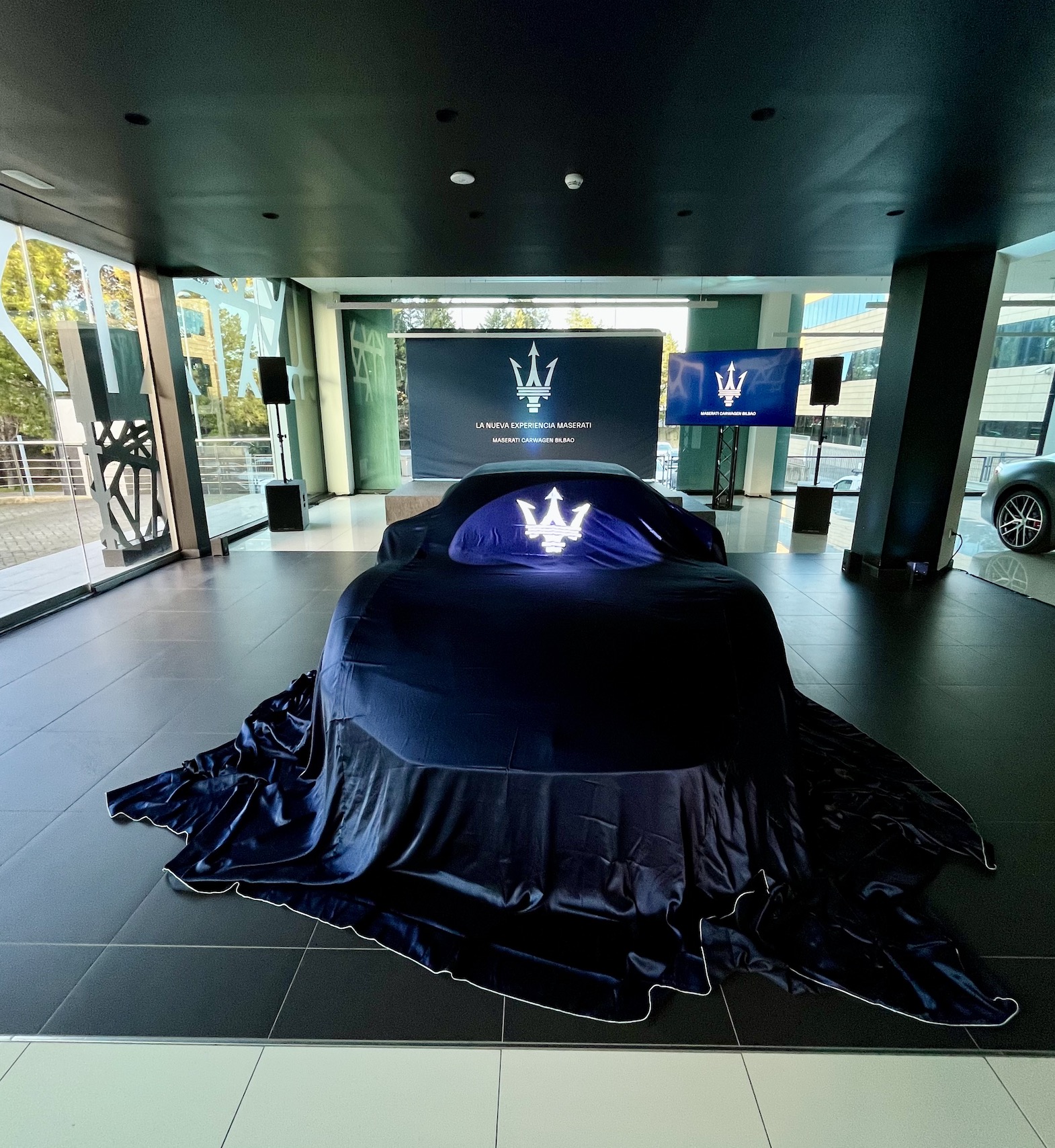 Pantallas y televisores profesionales para eventos corporativos en Bilbao con montaje audiovisual y contenido visual