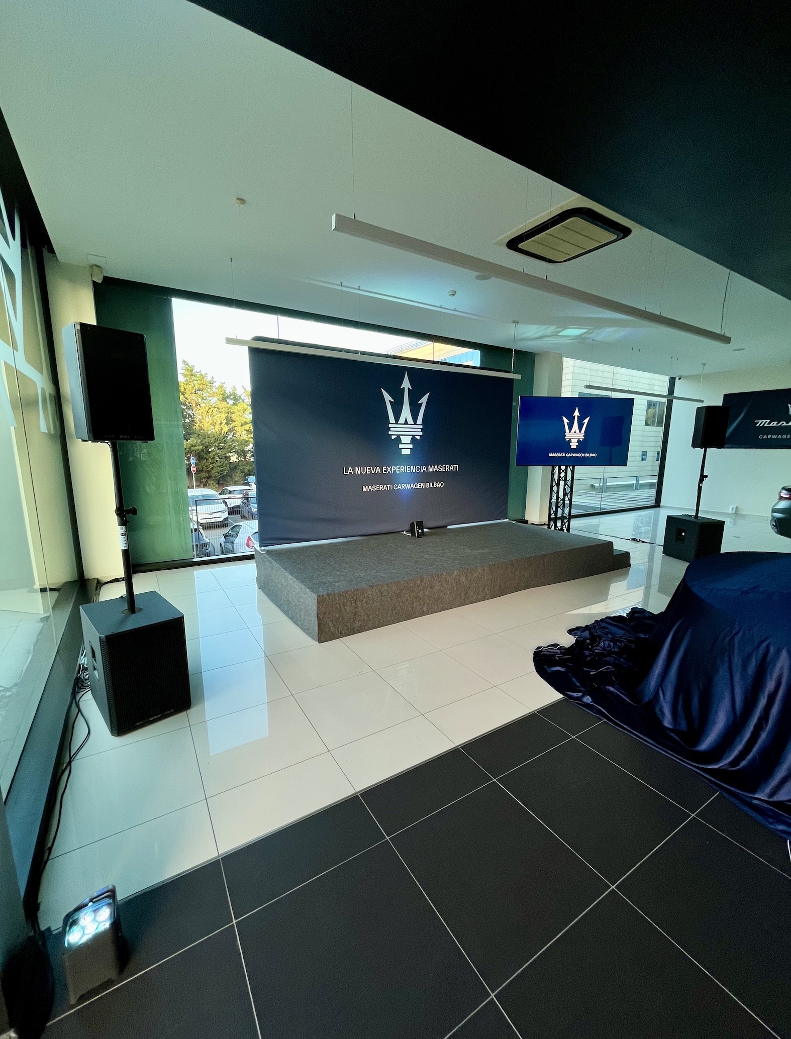 Escenario con tarima moquetada y montaje audiovisual elegante para evento corporativo en Bilbao