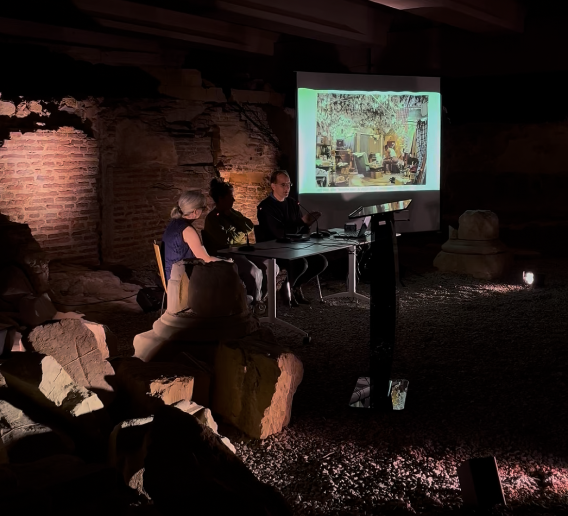 Proyección en pantalla para coloquio y presentación corporativa en Bilbao con sistema audiovisual profesional